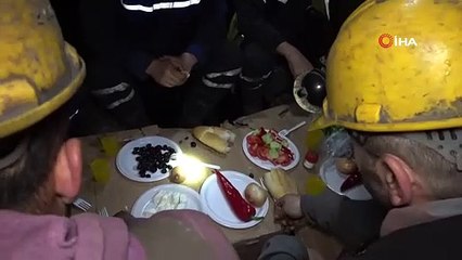Maden ocağında ilk sahur: Yerin metrelerce altında kömür kazan madenciler sahur yaptı