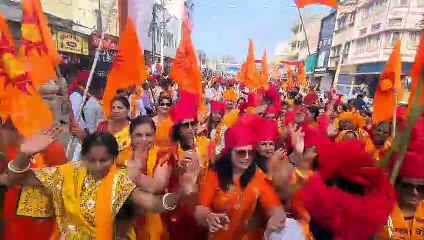 पहनी केसरिया साड़ी, बांधे लाल साफे, दिया सामाजिक एकता का संदेश