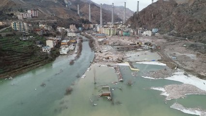 Dükkanları suya gömülmeden son satışlarını yapıyorlar