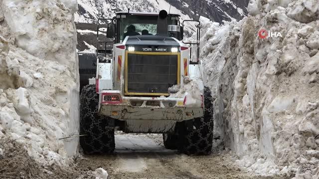 Yüksekova'da 5 metreyi bulan kar tünelleri