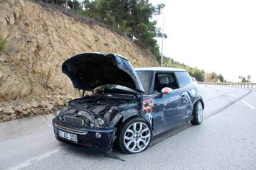 Bilecik'te kontrolden çıkan otomobil demir bariyerlere çarptı