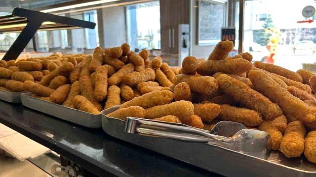 Erzurum'da iftar sofralarının vazgeçilmez tatlısı: 'Kadayıf dolması'