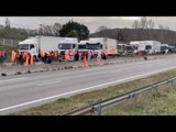 Vitrolles : des manifestants bloquent une sortie de l'A7 et provoquent un gros bouchon