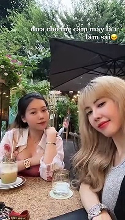 Khoe video chụp ảnh cùng mẹ, cô gái khiến dân tình bối rối: Rồi ai mới là mẹ?