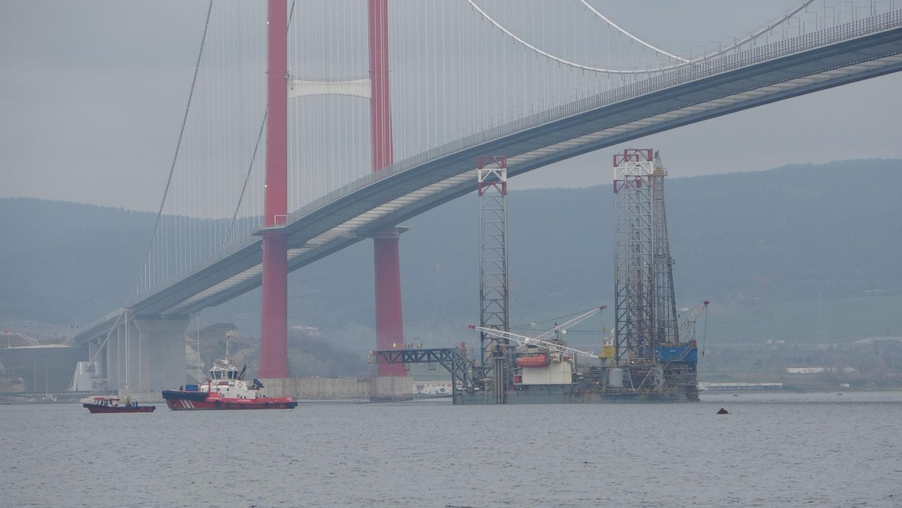 Dev platformun Çanakkale Boğazı'ndan geçti