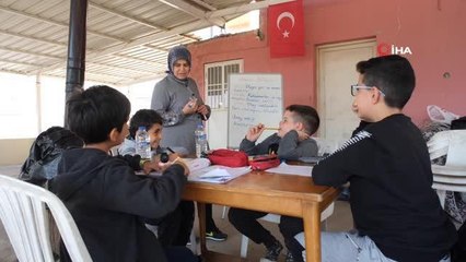 Örnek anne, örnek öğretmen: Çatı katını eğitim yuvasına çevirdi, çocuklara eğitim vererek herkese örnek oldu