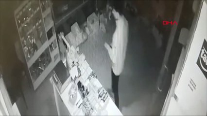 Marketten hırsızlık anı kamerada