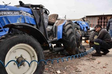 Enkaz altından çıkan traktörler, yüz binlerce liralık masrafla yeniden tarlaya dönüyor