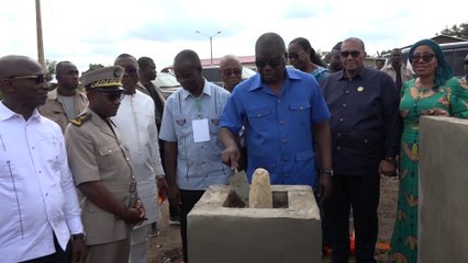 Le Ministre Amédé Kouakou pose la 1ʳᵉ pierre du marché moderne Gnakouboué dans le Loh Djiboua