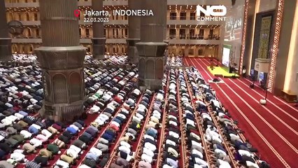 Moschee indonesiane riempite per l'avvio del Ramadan