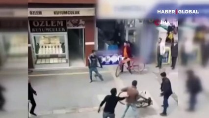 Dehşet dolu an! İki grup arasında çıkan kavgada bisiklet sayesinde bıçak darbesi almaktan kurtuldu