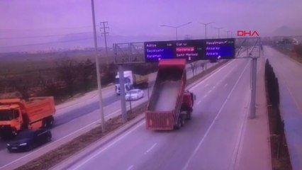 Kamyonunun açık unutulan damperinin çarptığı yön levhası devrildi