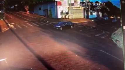 Câmera flagra acidente de trânsito no Parque São Paulo