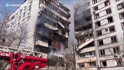 Impactante momento en el que un misil explota en un edificio residencial de Zaporiyia