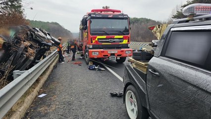 서천공주고속도로에서 승용차가 화물차 추돌...2명 사망 / YTN