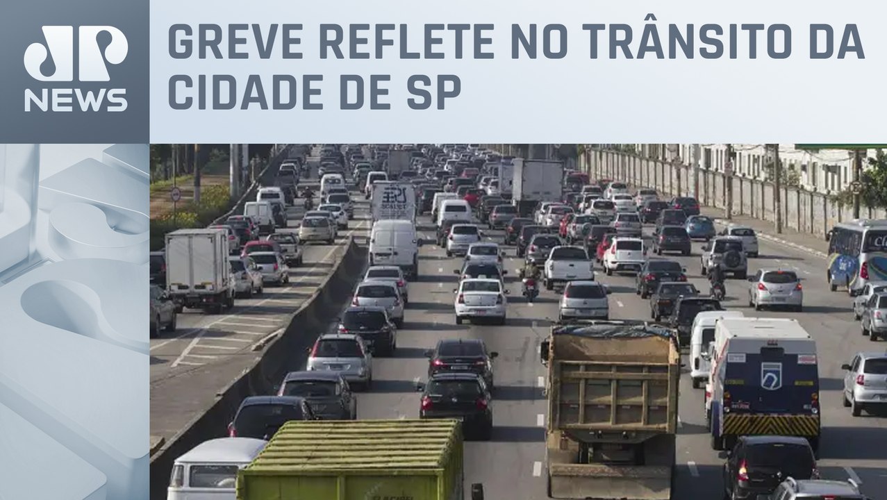 Portas de metrô de SP seguem fechadas mesmo apó...