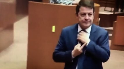 Mañueco justifica su 'peineta' y pide a los periodistas que se fijen bien