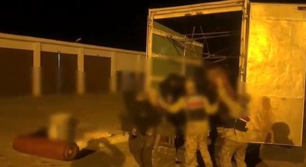 "Ev eşyası var" denilen kamyonda 60 göçmen çıktı