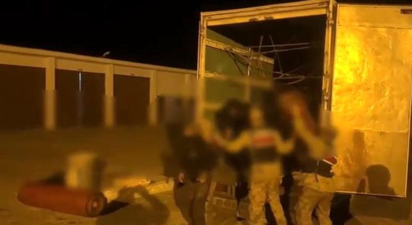 "Ev eşyası var" denilen kamyonda 60 göçmen çıktı