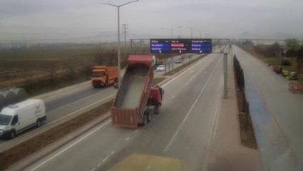 Kamyonunun açık unutulan damperi yön levhasına çarptı