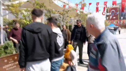 Böyle keyif görülmedi: Ortalık savaş alanına döndü, o uyumaya devam etti