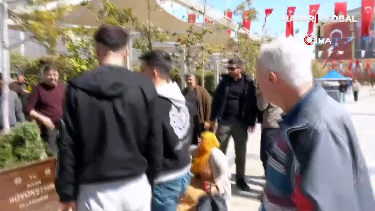 Böyle keyif görülmedi: Ortalık savaş alanına döndü, o uyumaya devam etti