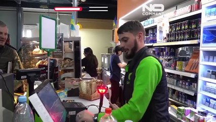 Ucrania | El presidente Zelenski se hace selfis con civiles y soldados en una gasolinera