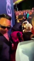 Download Video: Se desmaya presentador en plena alfombra roja de Premios Soberano