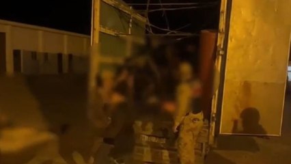 Kamyonun kasasını açınca, 60 kaçak çıktı