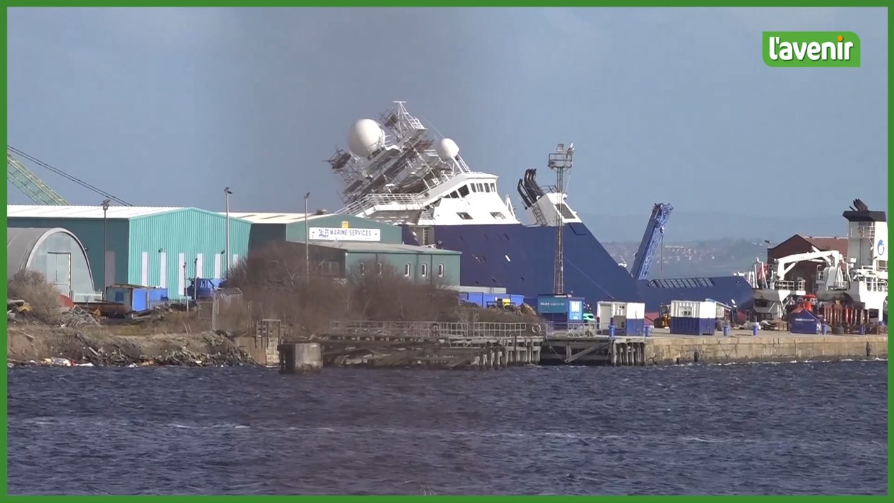 Les images impressionnantes d'un navire de 76 mètres renversé par le vent à Edimbourg: "C'est terrifiant pour ceux qui sont à bord"