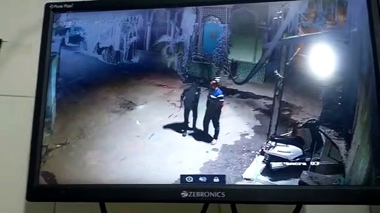 बुधवार देर रात जूता व्यापारी के साथ लूट की घटना के सीसीटीवी फुटेज आए