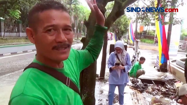 Tangani Banjir di Bandung, Petugas Terjun ke Gorong-Gorong Bersihkan Sampah