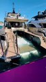Un yacht remplit sa piscine avec l'eau du port