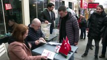 Ata İttifakı adayı Sinan Oğan'ın imza kampanyasında kitap dağıtıldı