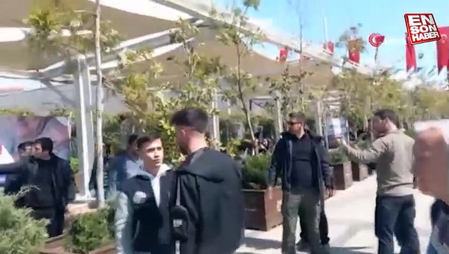 Aydın'da yanındaki kavgaya aldırış etmeden uykusuna devam etti