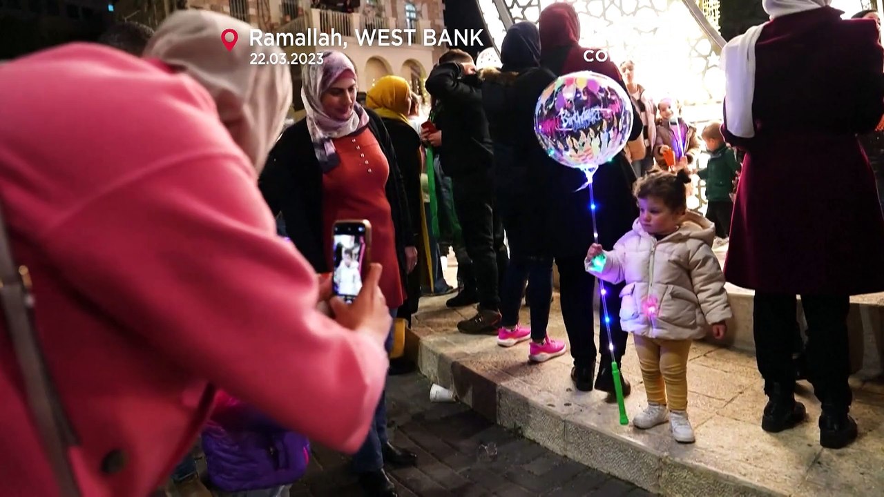 'Licht an!' Riesen-Ramadan-Laterne zum Beginn des Fastenmonats in Ramallah
