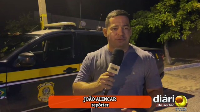 Carreta que seguia de João Pessoa para Cajazeiras tomba na BR-230, na região de Sousa
