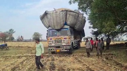 जानवरों के भूसों से भरे ट्रक फैक्ट्री में जाने से ग्रामीणों ने रोका