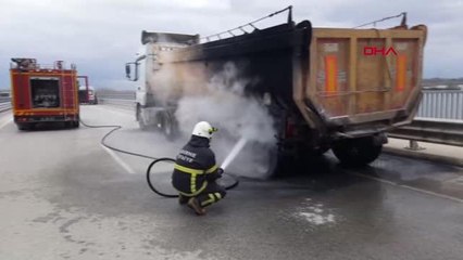 SEYİR HALİNDEKİ ASFALT YÜKLÜ TIR, LASTİKLERİNİN ALEV ALMASI SONUCU YANDI