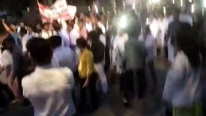 जयपुर में डॉक्टरों के मार्च में बुझी कैंडल, फिर मोबाइल टॉर्च से ​की रोशनी