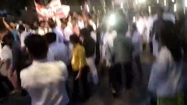 जयपुर में डॉक्टरों के मार्च में बुझी कैंडल, फिर मोबाइल टॉर्च से ​की रोशनी