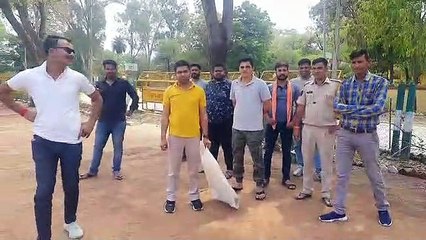 महिला कांस्टेबल के पास आया 4 फीट लम्बा कोबरा, मचा हडक़ंप