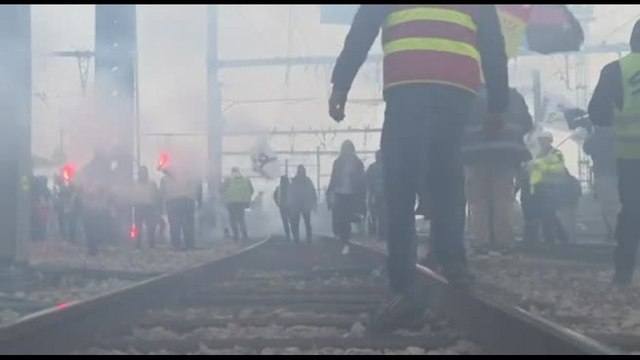 Manifestanti bloccano binari a Parigi contro la riforma pensioni