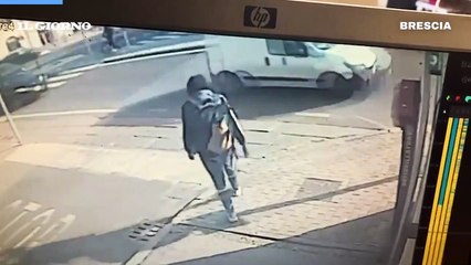 Brescia, si lancia contro l'auto in corsa: la probabile truffa ripresa in un video