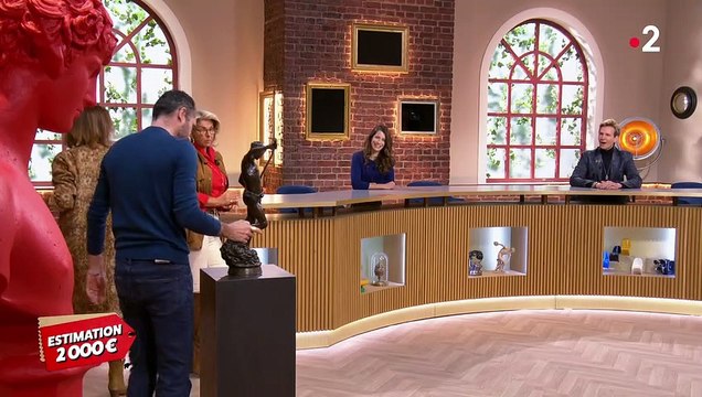 Un acheteur d'Affaire conclue se lâche en salle d'enchères le mercredi 22 mars 2023 sur France 2