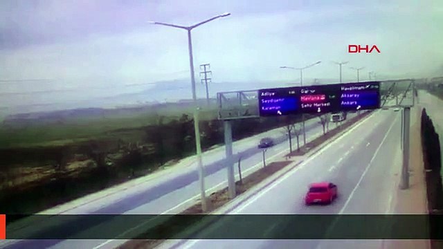 HAFRİYAT KAMYONUNUN AÇIK UNUTULAN DAMPERİ, YÖN LEVHASINI DEVİRDİ