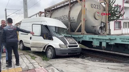MİNİBÜSE, HEMZEMİN GEÇİTTE YÜK TRENİ ÇARPTI
