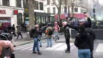 Riforma pensioni, cortei e scontri a Parigi: l'assalto a un McDonald's