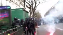 Francia, tensioni al corteo di Parigi: la polizia carica i manifestanti