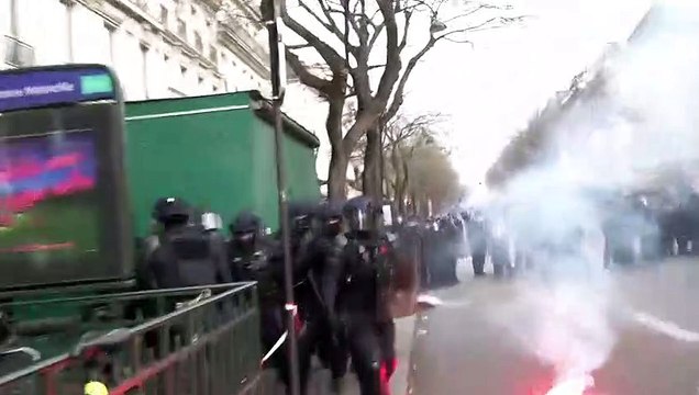 Francia, tensioni al corteo di Parigi: la polizia carica i manifestanti